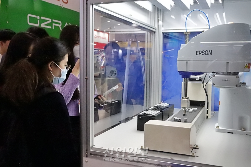 [스마트팩토리·오토메이션월드] '비전 시스템이 지시, 로봇이 골라내는' 무인화 공정