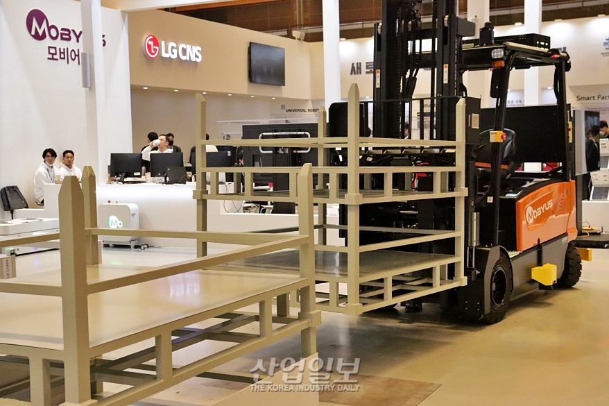 [스마트팩토리·오토메이션월드] '유·무인 전환'… 활용도 높인 무인지게차