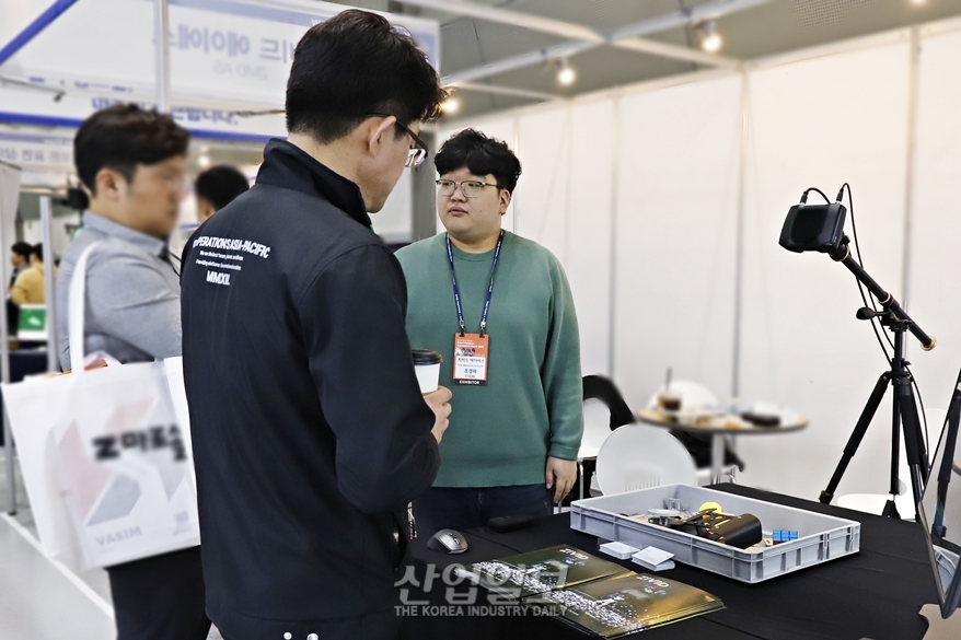[스마트팩토리·오토메이션월드] 위치와 색상을 동시에 확인하는 3D 산업용 카메라