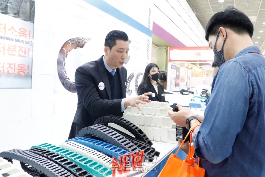 [스마트팩토리·오토메이션월드] 케이블 꼬임, 단선 방지하는 로보체인 선보여