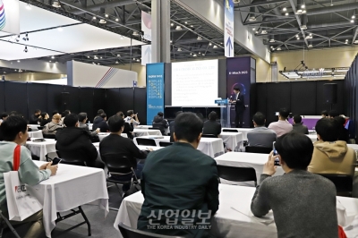 [코플라스] 플라스틱 산업의 최신 트렌드 청취하는 참관객들