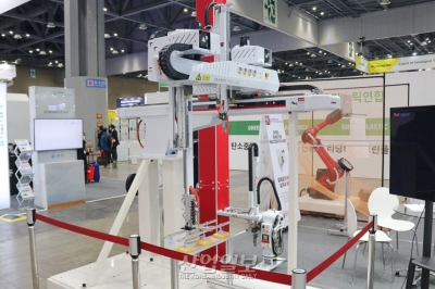 [코플라스] 사출 성형 이후엔…로봇에 맡겨