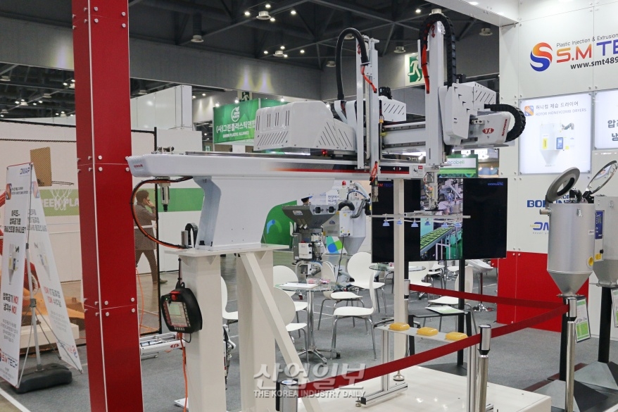 [코플라스] 사출 성형 이후엔…로봇에 맡겨
