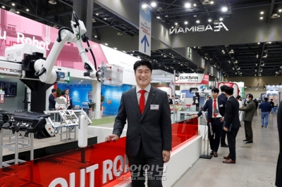 [코플라스] “6축 다관절 로봇, 선회 방향과 툴 회전 자유도에 제약 없어”