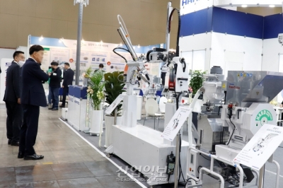 [코플라스] 서보모터 채용한 취출로봇 선보여