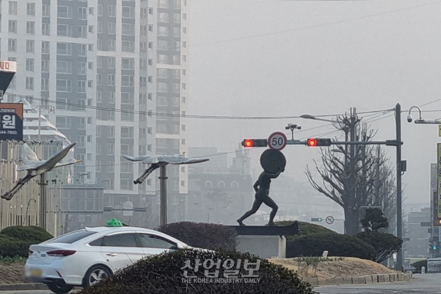 [포토뉴스] 회색빛 초미세먼지…환경부, 비상저감조치 시행