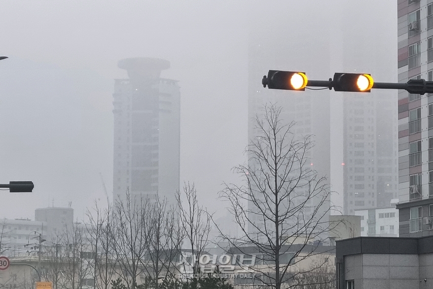 [포토뉴스] 회색빛 초미세먼지…환경부, 비상저감조치 시행