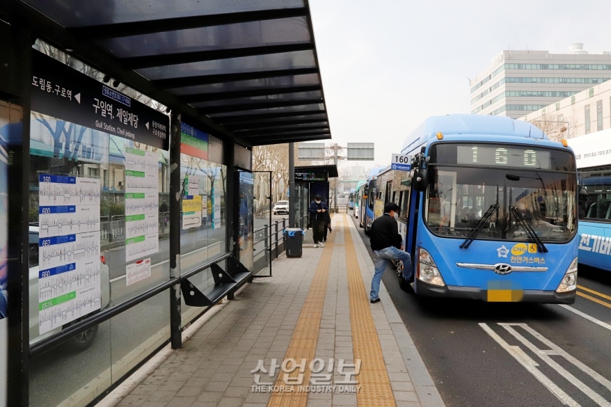 대중교통 마스크 착용 의무 해제…“여전히 쓰는 사람 많아”