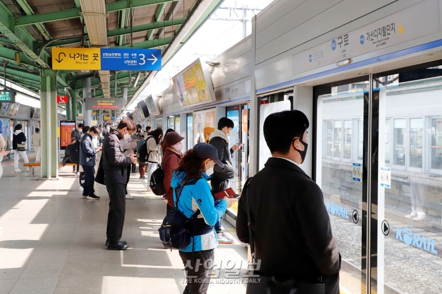 대중교통 마스크 착용 의무 해제…“여전히 쓰는 사람 많아”