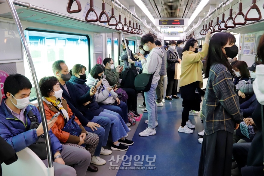 대중교통 마스크 착용 의무 해제…“여전히 쓰는 사람 많아”