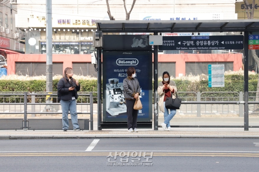 대중교통 마스크 착용 의무 해제…“여전히 쓰는 사람 많아”