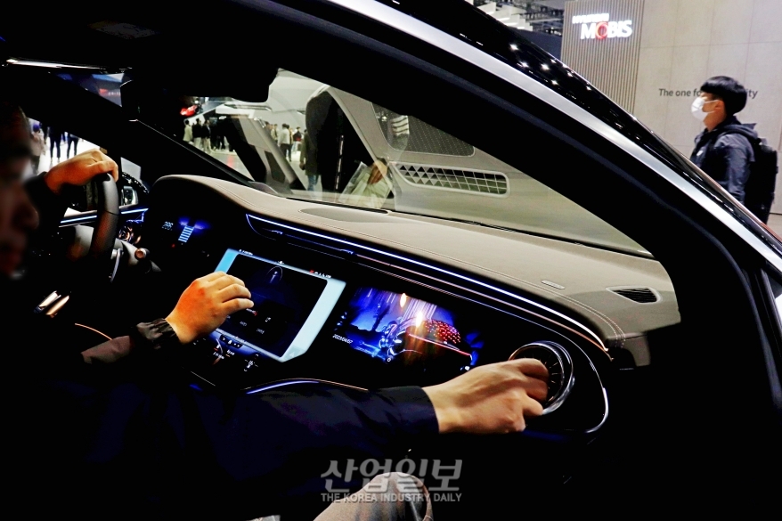 차량 디스플레이, 화면 커지고 개수 늘어나