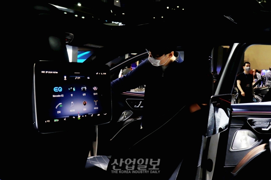 차량 디스플레이, 화면 커지고 개수 늘어나