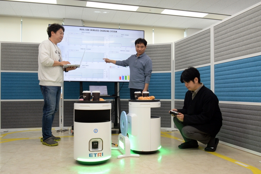 로봇 두 대 동시 무선 충전 가능해져