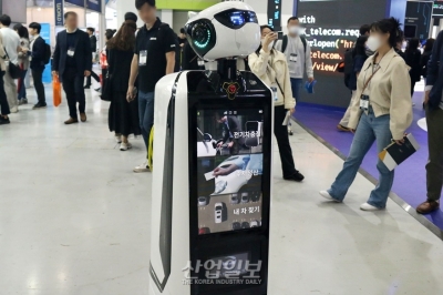 [포토뉴스] 전시장 곳곳 활보하는 로봇, 오늘은 내가 주인공