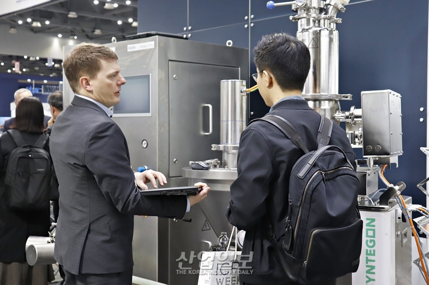 [국제제약화장품위크] 참관객과 상담하는 외국인