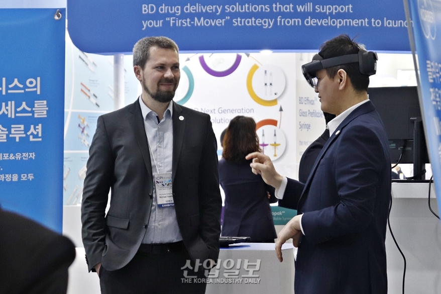 [국제제약화장품위크] 참관객과 상담하는 외국인