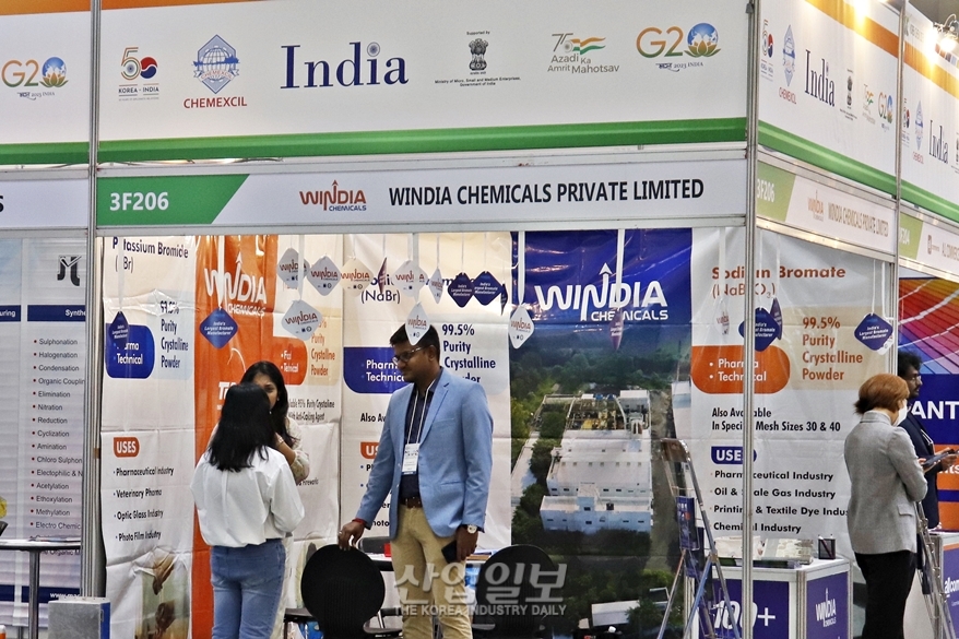 [국제제약화장품위크] 참관객과 상담하는 외국인