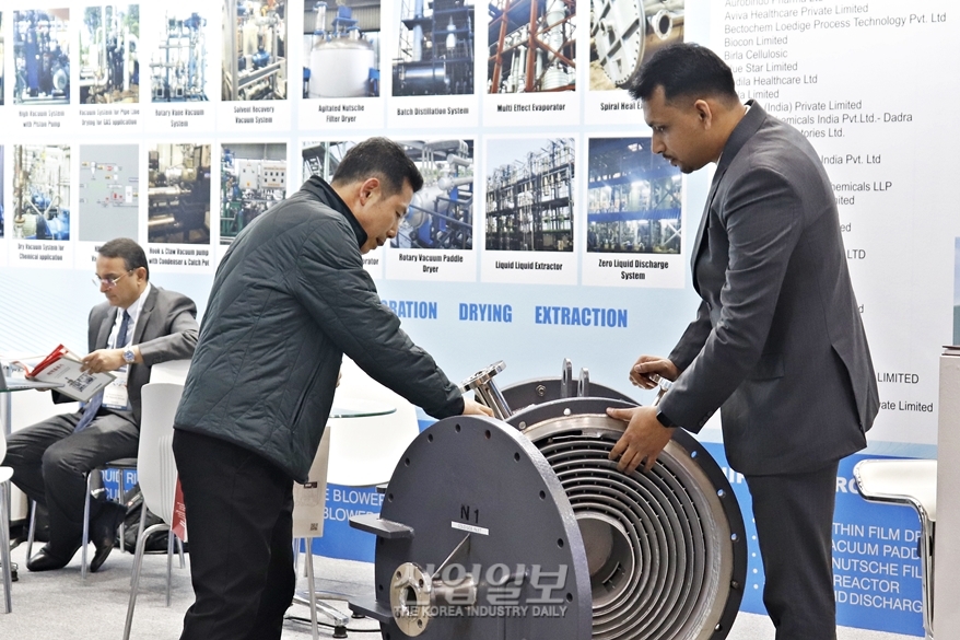 [국제제약화장품위크] 참관객과 상담하는 외국인