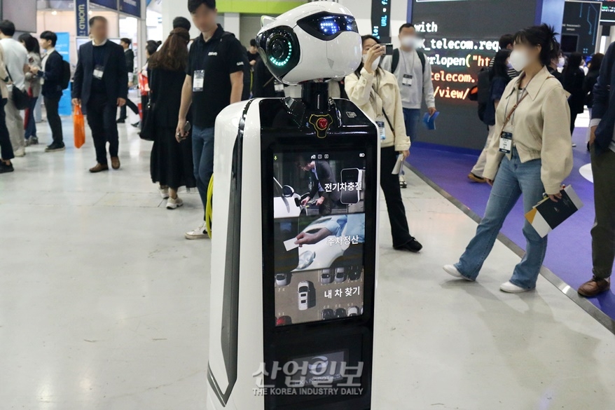 [포토뉴스] 전시장 곳곳 활보하는 로봇, 오늘은 내가 주인공