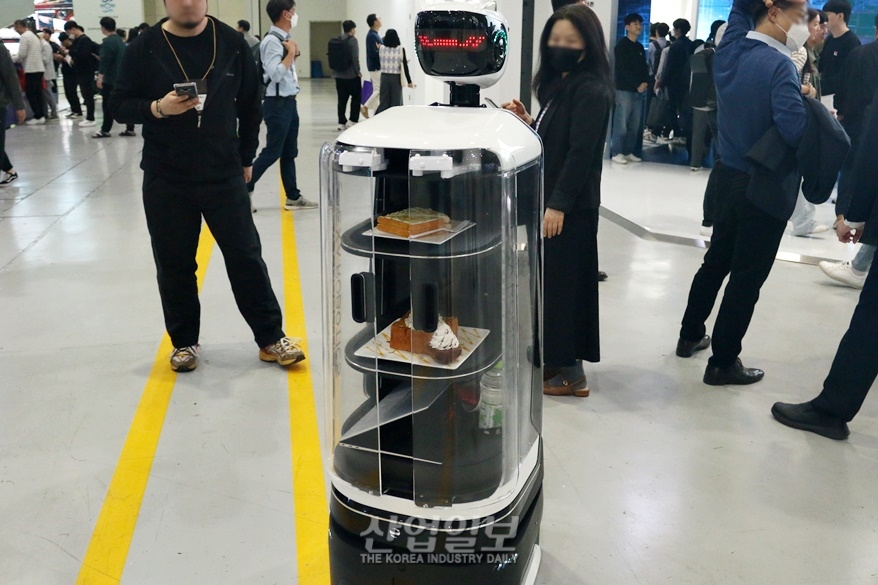 [포토뉴스] 전시장 곳곳 활보하는 로봇, 오늘은 내가 주인공