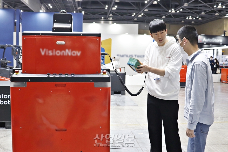 [국제물류산업대전] 사이드 무빙 가능한 무인 지게차… 현지화 전략 강화