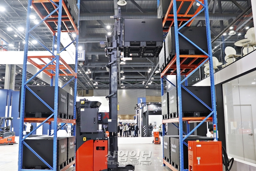 [국제물류산업대전] 사이드 무빙 가능한 무인 지게차… 현지화 전략 강화