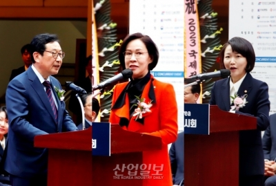 [포토뉴스] 국회의원들…2023 국제전기전력전시회 개막 축하 인사 전해