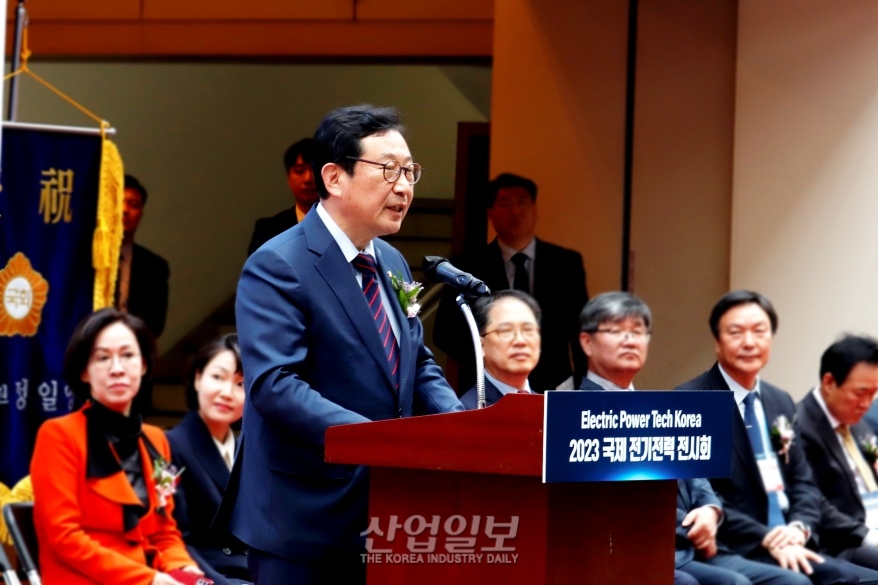 [포토뉴스] 국회의원들…2023 국제전기전력전시회 개막 축하 인사 전해