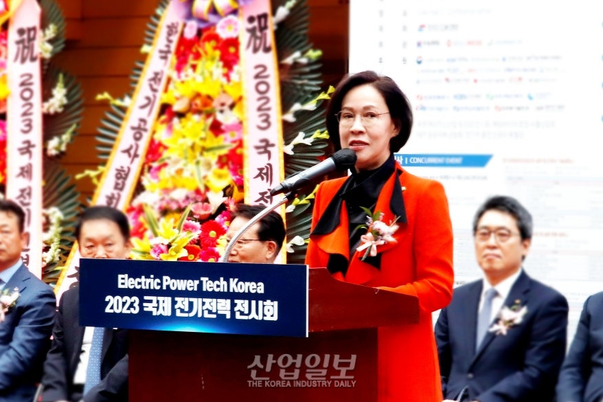 [포토뉴스] 국회의원들…2023 국제전기전력전시회 개막 축하 인사 전해