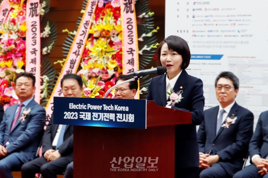 [포토뉴스] 국회의원들…2023 국제전기전력전시회 개막 축하 인사 전해