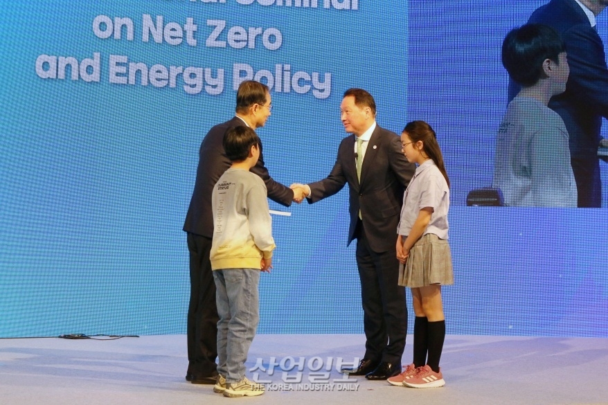 [포토뉴스] 탄소중립 전략 보고서 전달식, 초등학생 아이들 동참