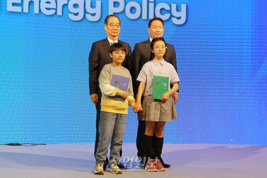 [포토뉴스] 탄소중립 전략 보고서 전달식, 초등학생 아이들 동참