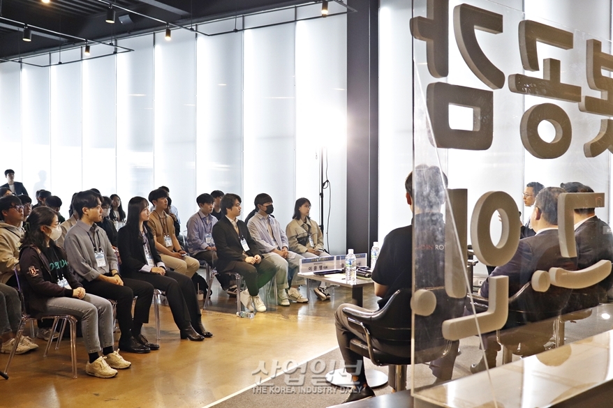 [포토뉴스] MZ세대, 로봇산업에 로.그.인