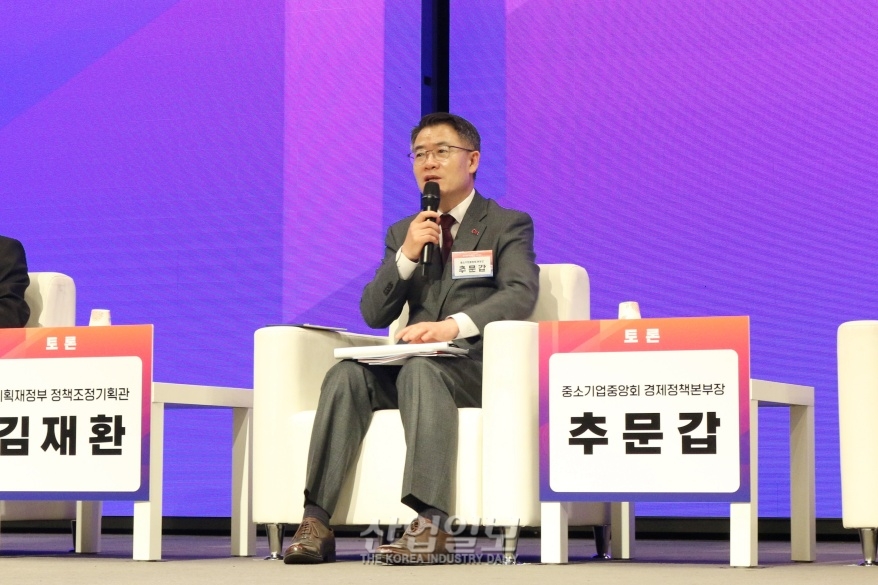 경제 위기를 바라보는 다양한 시각, 한곳에 담는다