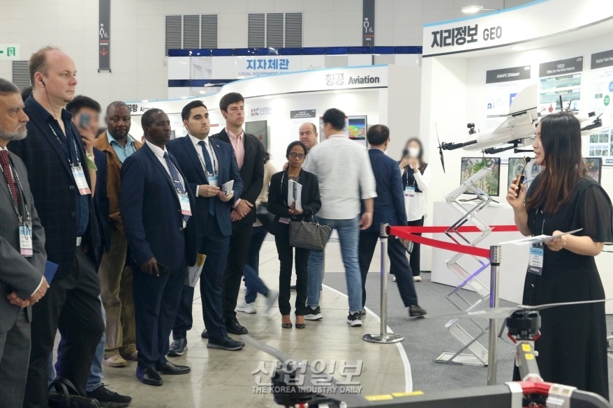 [포토뉴스] 국내 드론 전시 투어, ‘볼수록 신기하네’