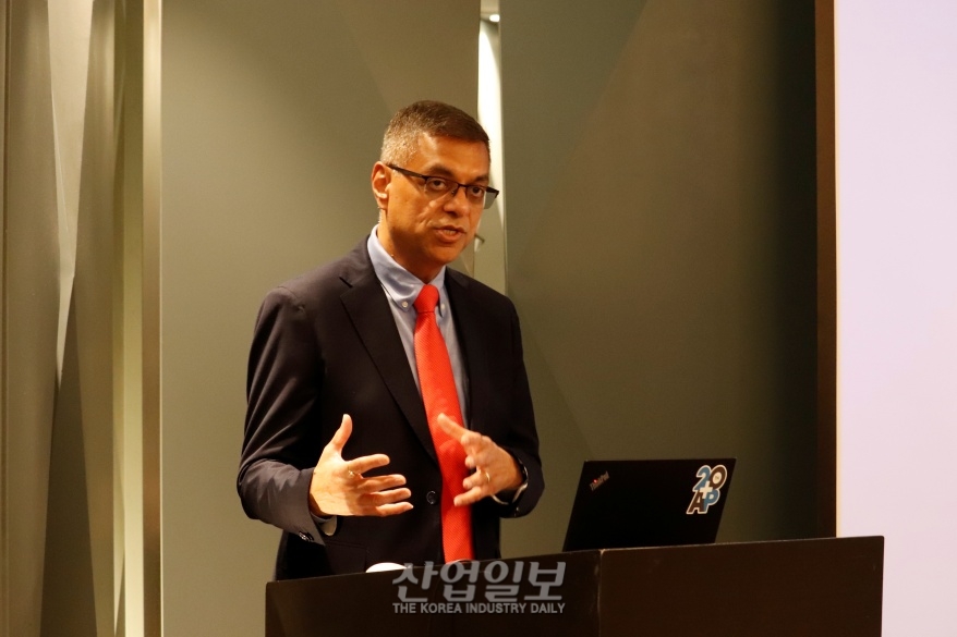 “기업들, 수익 창출과 탄소배출 감축이라는 이중과제 직면”