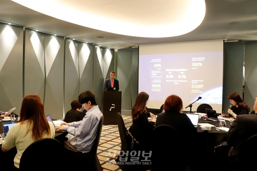 “기업들, 수익 창출과 탄소배출 감축이라는 이중과제 직면”