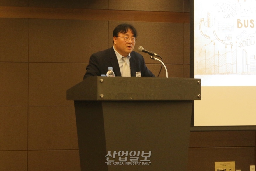 EU, AI 역습에 맞서 규제 칼 뺐지만...우려 목소리↑