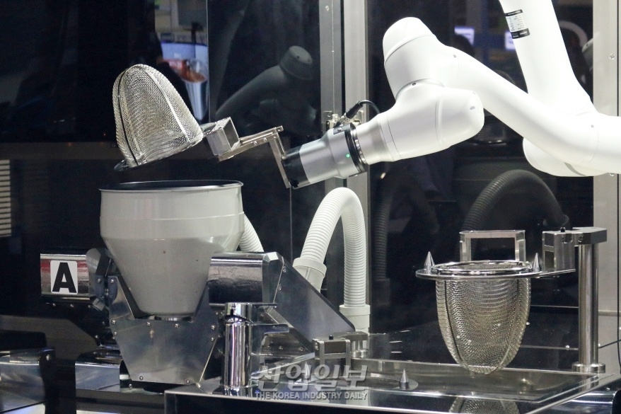 이제 요리도 척척 ‘주방 로봇’이 대세