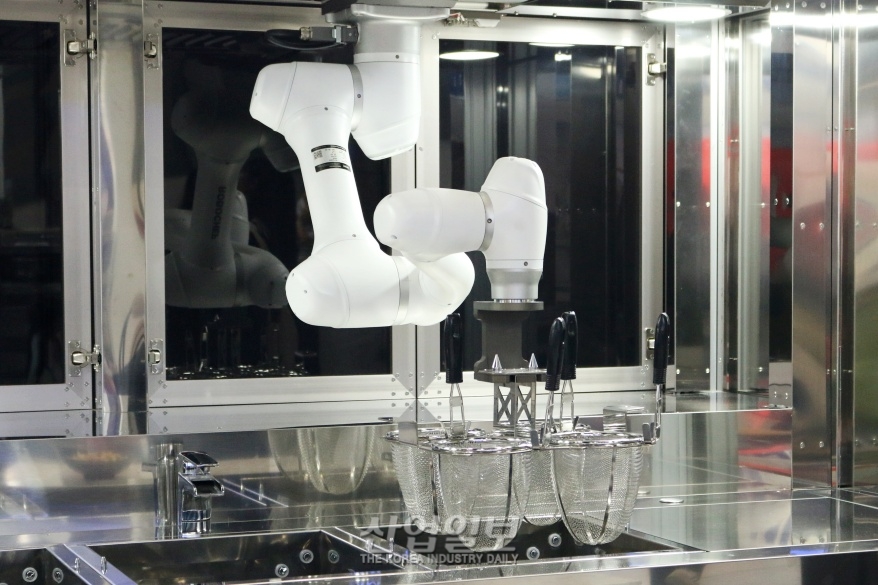 이제 요리도 척척 ‘주방 로봇’이 대세
