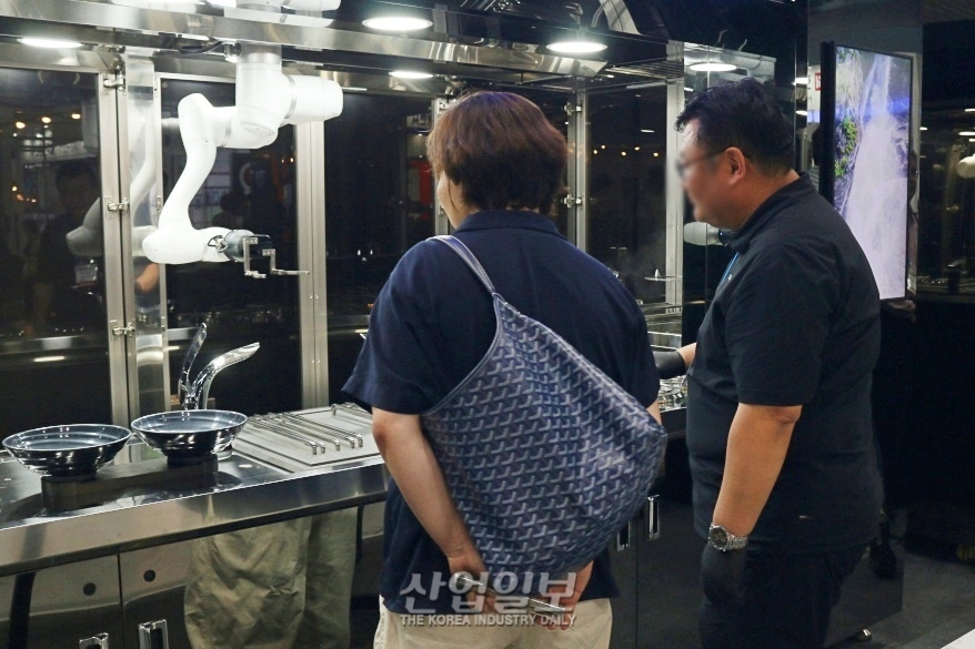 이제 요리도 척척 ‘주방 로봇’이 대세