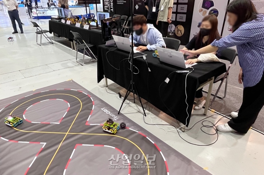 키보드 하나로 로봇 조종 가능