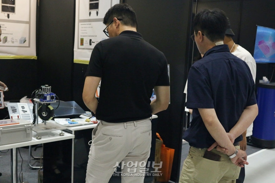 완벽한 기술 뒤 숨겨진 개발자들의 땀방울