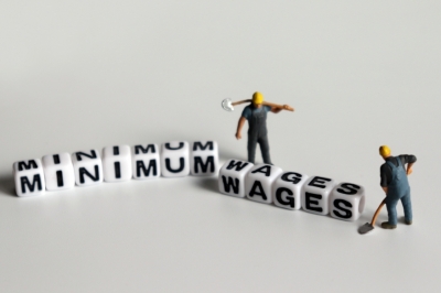 최저임금 인상되면…일자리 감소될 수 있어