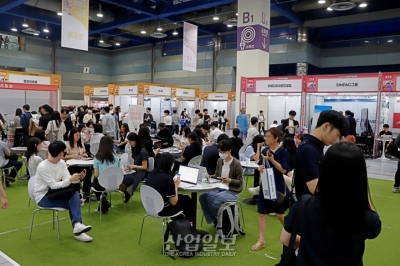 [포토뉴스] 중견기업 일자리 정보 얻자…전시장 북적북적