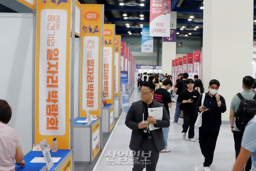 [포토뉴스] 중견기업 일자리 정보 얻자…전시장 북적북적