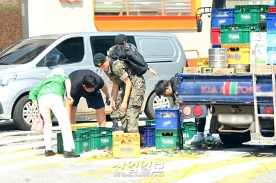 유리잔해로 덮인 골목도로, 시민들 한마음으로 도와