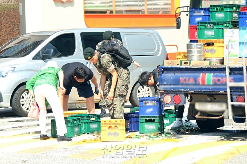 유리잔해로 덮인 골목도로, 시민들 한마음으로 도와