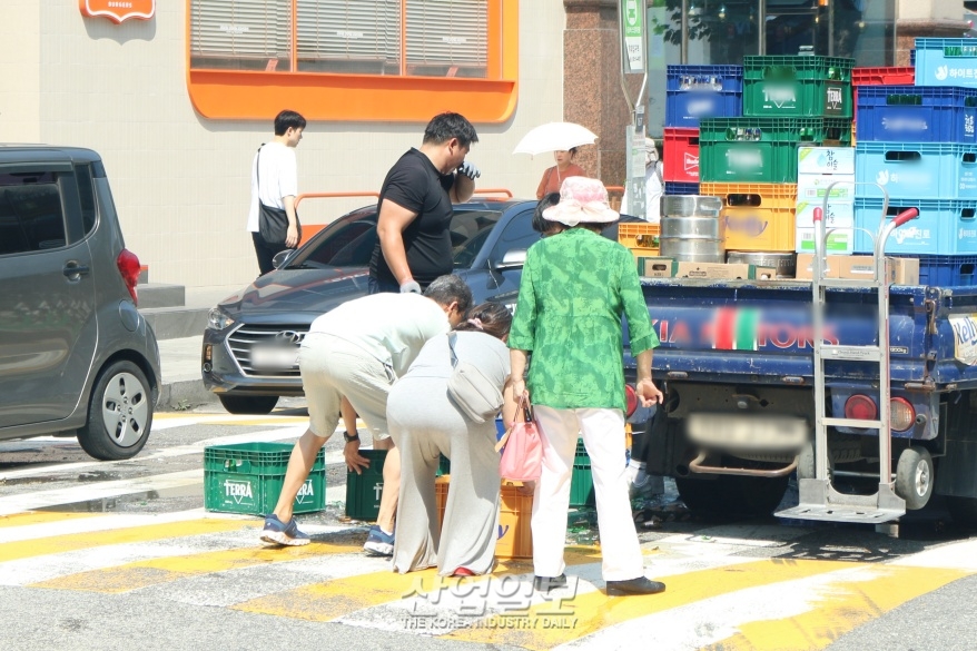 유리잔해로 덮인 골목도로, 시민들 한마음으로 도와